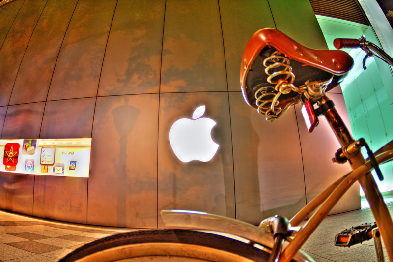 AppleStore心斎橋とクルーザータイプの自転車